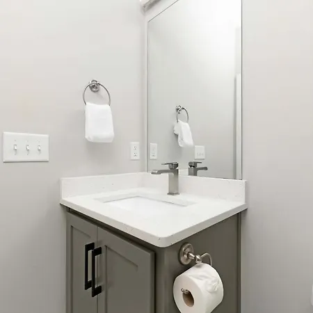 The Traveller New Redesign With Peloton & Sauna! Holiday home Nashville