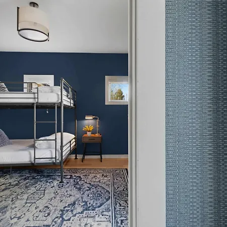 The Traveller New Redesign With Peloton & Sauna! Holiday home *