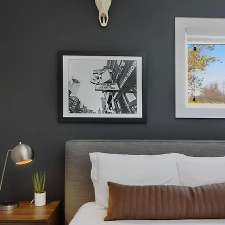 The Traveller New Redesign With Peloton & Sauna! Holiday home