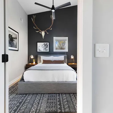 The Traveller New Redesign With Peloton & Sauna! Holiday home Nashville
