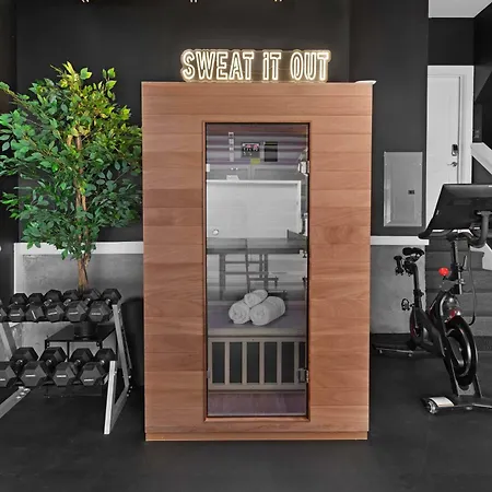 The Traveller New Redesign With Peloton & Sauna! Holiday home Nashville