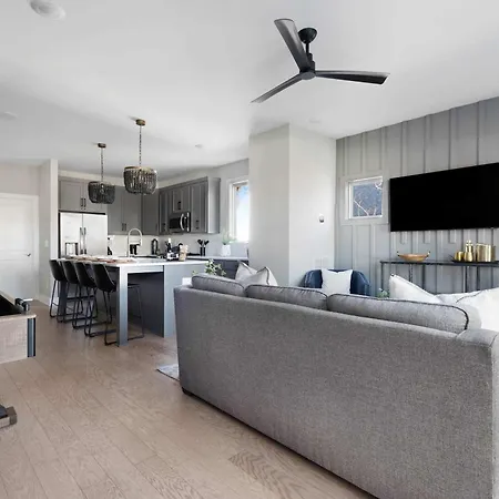 Holiday home The Traveller New Redesign With Peloton & Sauna! *
