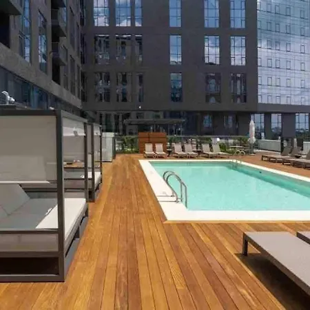 Cental Luxe 2 Bed 2 Bath Apartment *
