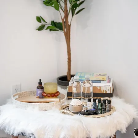 Cental Luxe 2 Bed 2 Bath Apartment