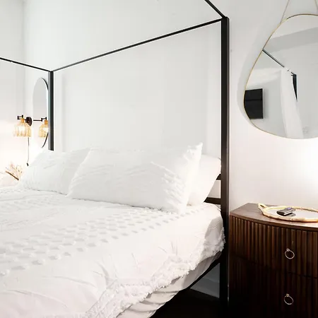 Cental Luxe 2 Bed 2 Bath Apartment *
