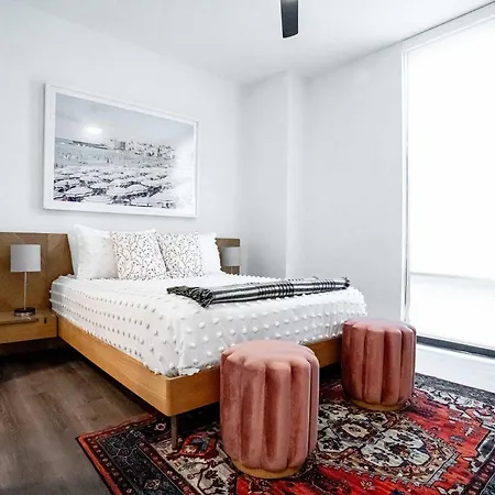 Cental Luxe 2 Bed 2 Bath Apartment *