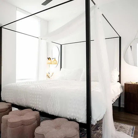 Cental Luxe 2 Bed 2 Bath Apartment *