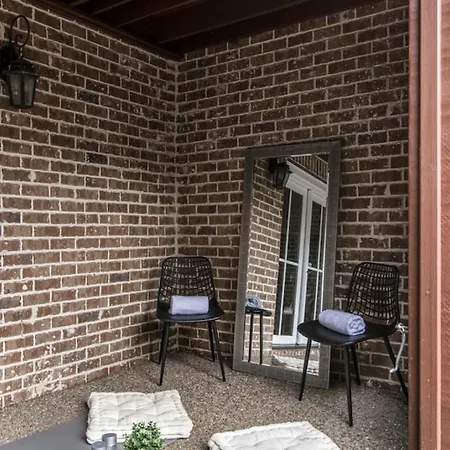 Luxe Large With Movie Room, Hot Tub, Garage Holiday home Nashville