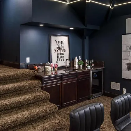 Luxe Large With Movie Room, Hot Tub, Garage