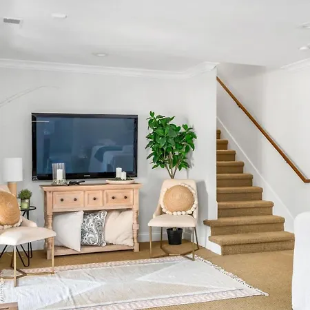 Luxe Large With Movie Room, Hot Tub, Garage Holiday home Nashville