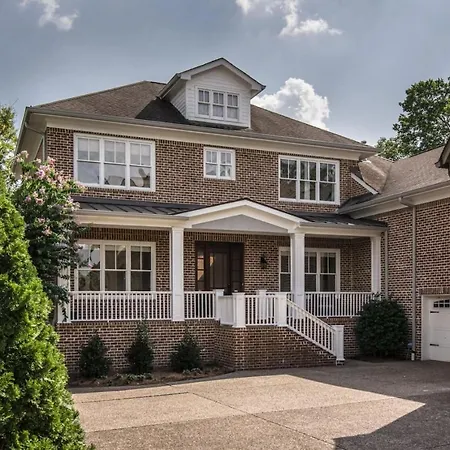 Luxe Large With Movie Room, Hot Tub, Garage Holiday home