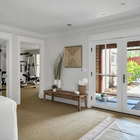 Holiday home Luxe Large With Movie Room, Hot Tub, Garage
