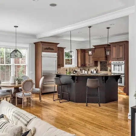 Luxe Large With Movie Room, Hot Tub, Garage