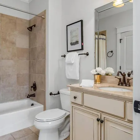 Luxe Large With Movie Room, Hot Tub, Garage Holiday home