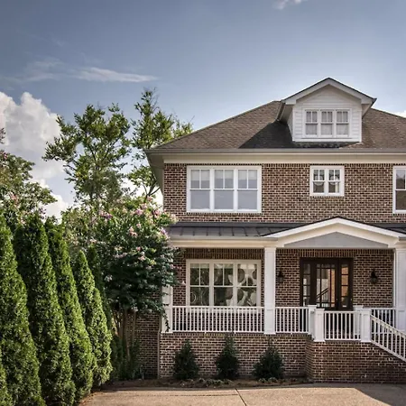 Holiday home Luxe Large With Movie Room, Hot Tub, Garage *