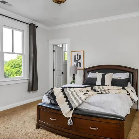Luxe Large With Movie Room, Hot Tub, Garage