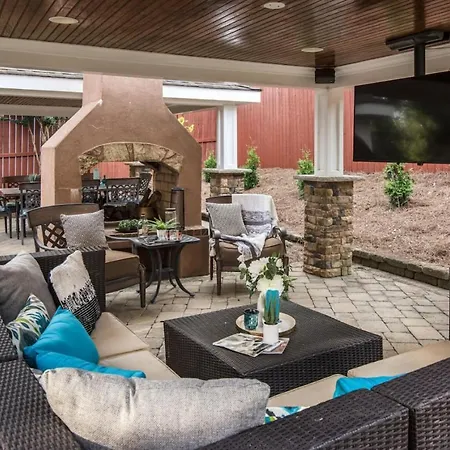 Luxe Large With Movie Room, Hot Tub, Garage * Nashville