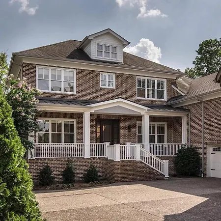 Luxe Large With Movie Room, Hot Tub, Garage Holiday home *