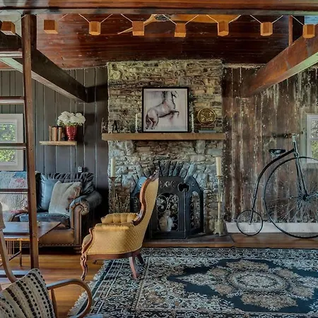 River Rustic Retreat - 15 Mins From Dt Holiday home