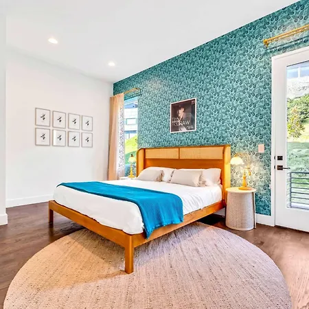 Taylor Swift Inspired Hot Tub Rooftop Deck Views Holiday home *
