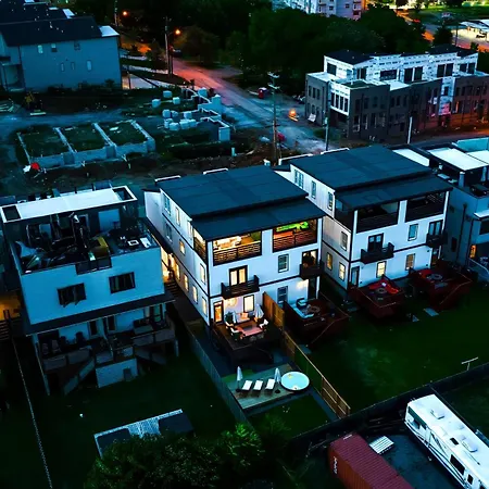 Luxe Pool Hot Tub & Game Downtown Holiday home