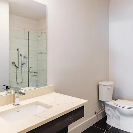Holiday home Walkable Midtown Location Modern Amenities Pool Gym Anthem By Avantstay *