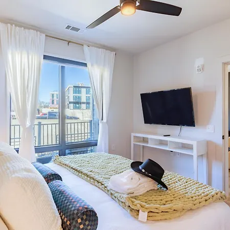 Walkable Midtown Location Modern Amenities Pool Gym Anthem By Avantstay *