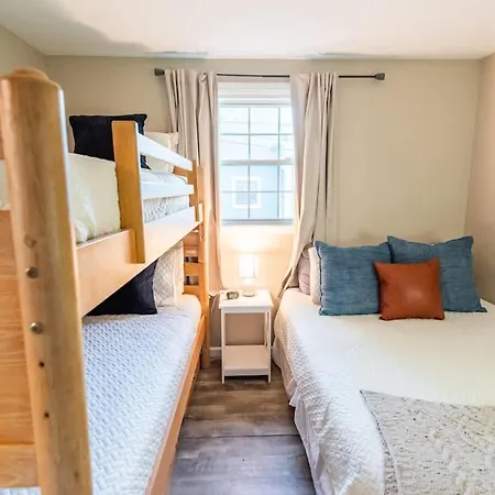 Holiday home 7 Min Drive To Broadway- Walkable Neighborhood *