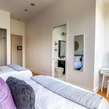 A Spacious With Amazing Views And Elevated Outdoor Spaces Holiday home Nashville
