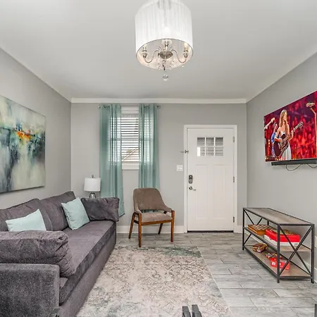 Holiday home Pearlescence - Private Patios - 4 Mins To Broadway *