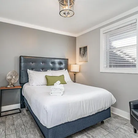 Pearlescence - Private Patios - 4 Mins To Broadway Holiday home