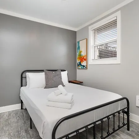 Pearlescence - Private Patios - 4 Mins To Broadway Holiday home *