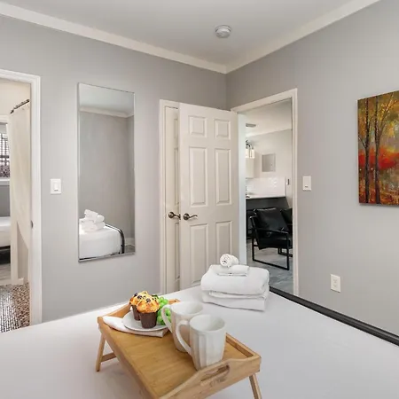 Holiday home Hidden Pearl-3 Units-private Patios-near Broadway *