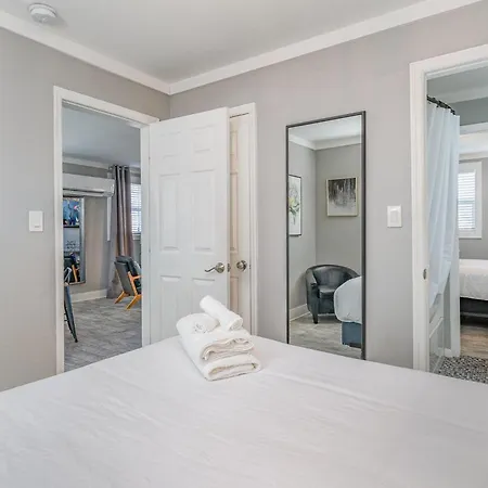 Holiday home Hidden Pearl-3 Units-private Patios-near Broadway *
