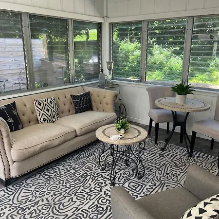 Apartment Cozy Retreat In Upscale Hills In West *