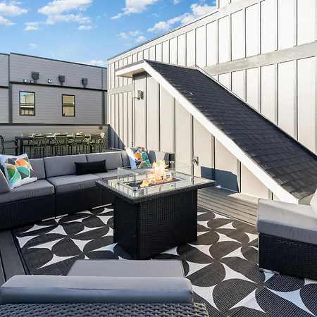 Backstage - 3 Units - Rooftop Hot Tubs *