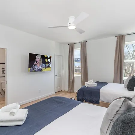 Cadence - Rooftop Decks - Skyline Views - Hot Tub *