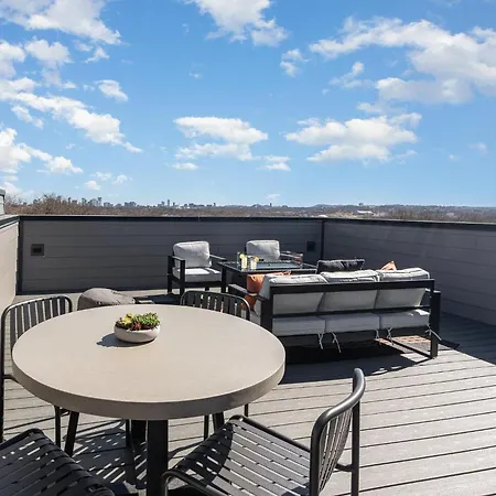 Holiday home Cadence - Rooftop Decks - Skyline Views - Hot Tub *