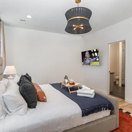 Cadence - Rooftop Decks - Skyline Views - Hot Tub *