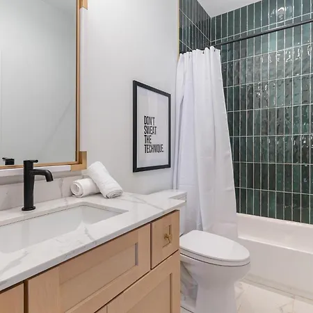 Cadence - Rooftop Decks - Skyline Views - Hot Tub Holiday home Nashville