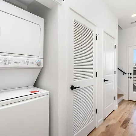 Cadence - Rooftop Decks - Skyline Views - Hot Tub Holiday home *