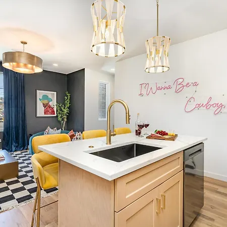 Cadence - Rooftop Decks - Skyline Views - Hot Tub Holiday home *