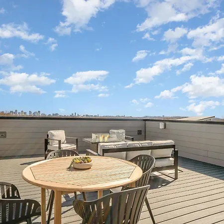 Cadence - Rooftop Decks - Skyline Views - Hot Tub Holiday home *
