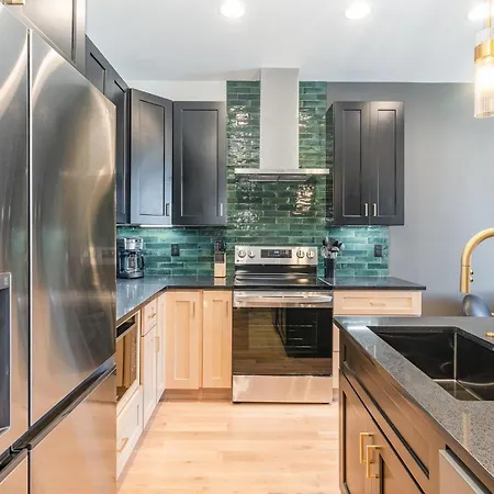 Holiday home Midnight Melody-rooftop Patio-near Ted Rhodes Golf *