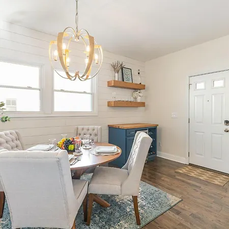 Modern Farmhouse- Fenced Backyard+patio-12 South Holiday home *