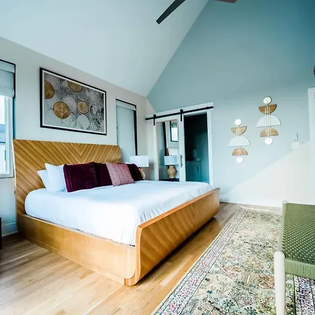 Tropics - Rooftop Deck - East Holiday home *