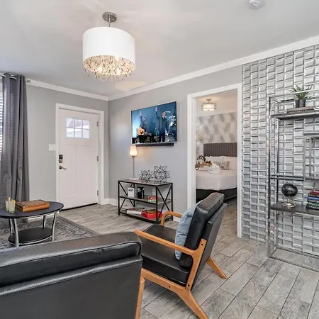 Holiday home Urban Pearl-2 Bedroom & Private Patio-in Midtown *