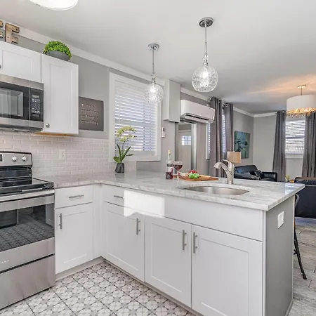 Urban Pearl-2 Bedroom & Private Patio-in Midtown Holiday home