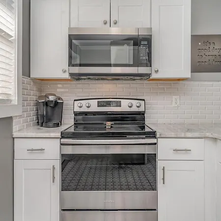 Urban Pearl-2 Bedroom & Private Patio-in Midtown Holiday home *