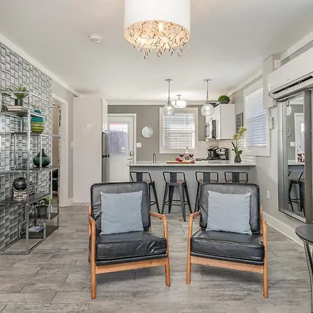 Urban Pearl-2 Bedroom & Private Patio-in Midtown Holiday home *